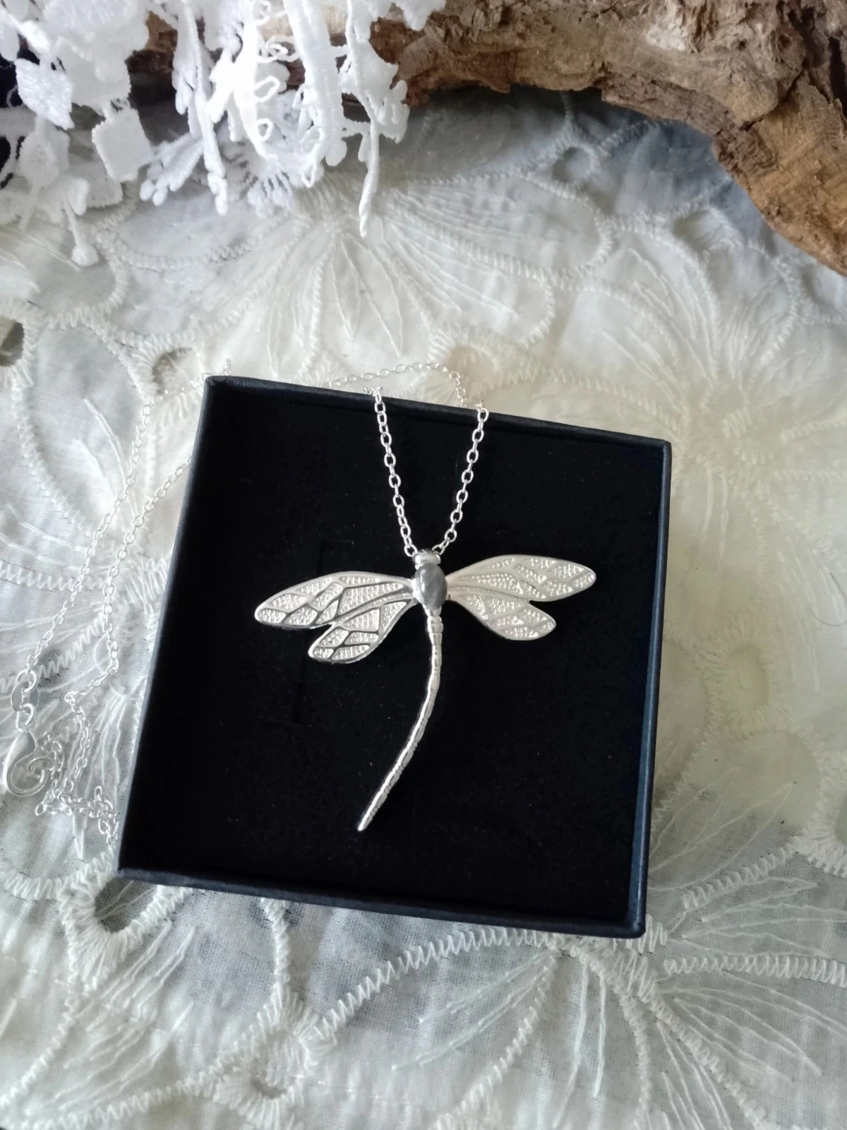 Collier libellule argentée avec pierre de labradorite